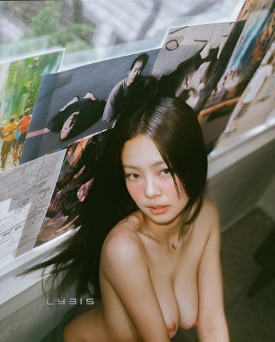 Jennie - shows boobs