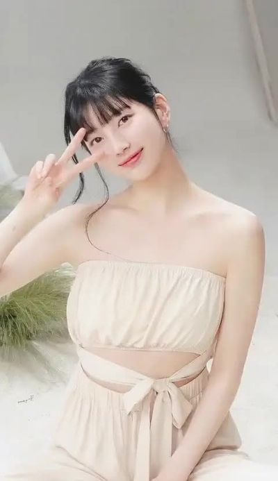 Suzy - shows tits