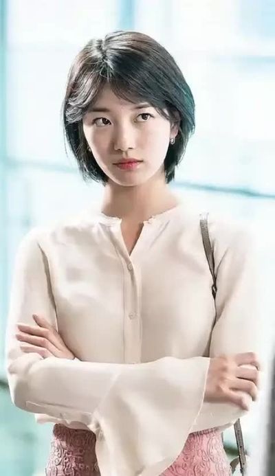 Suzy - shows tits