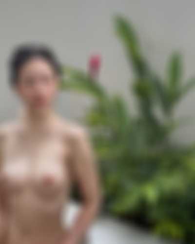 Yeri - shows tits
