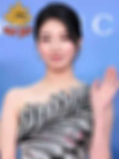 Suzy - shows tits