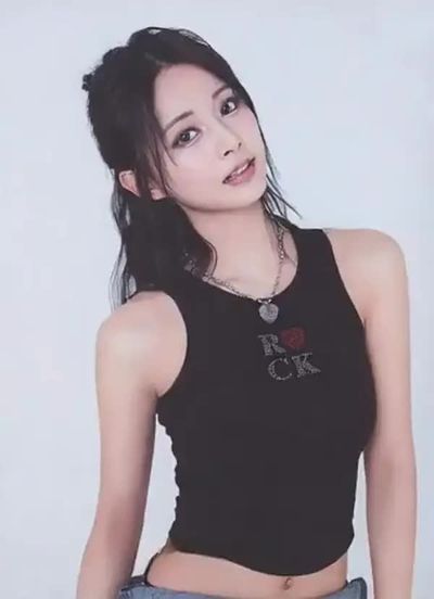 Tzuyu - shows tits