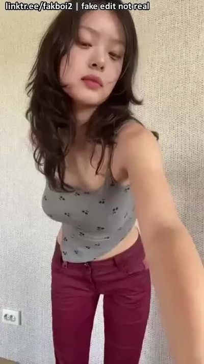 Hanni - shows tits