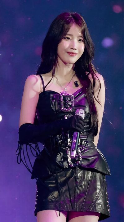IU - shows pussy