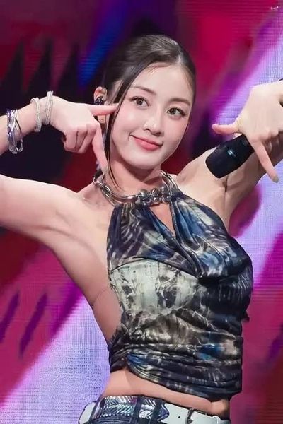 Jihyo - shows tits