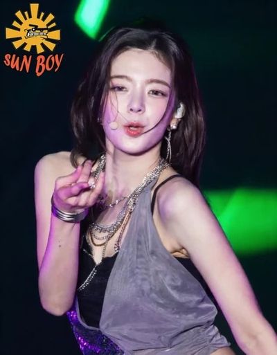 Lia - shows tits