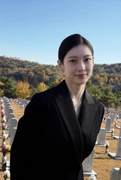 Gong Seung-yeon - play with pussy